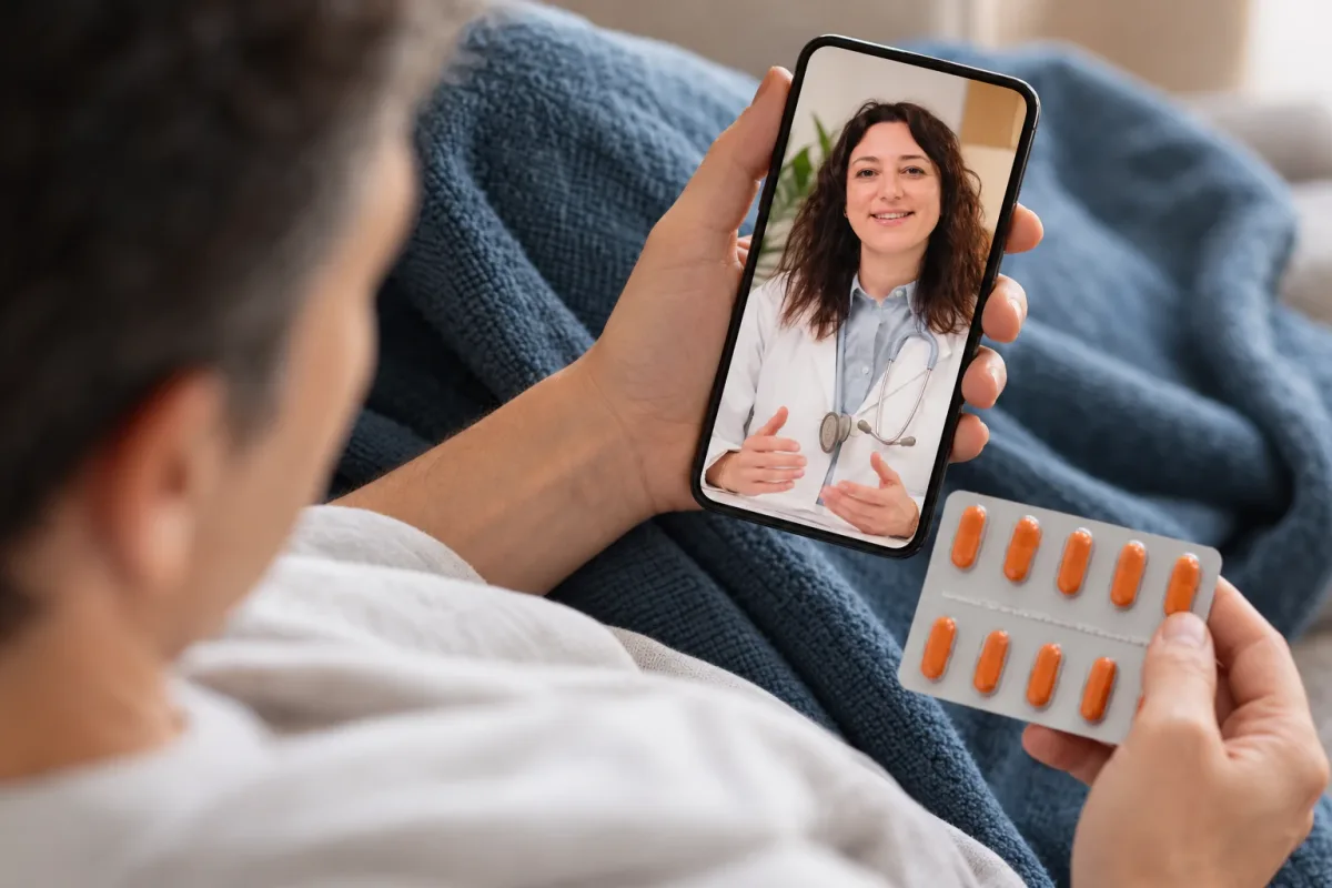 Paciente en consulta médica online con Clínica Digital desde el móvil, en el sofá de casa